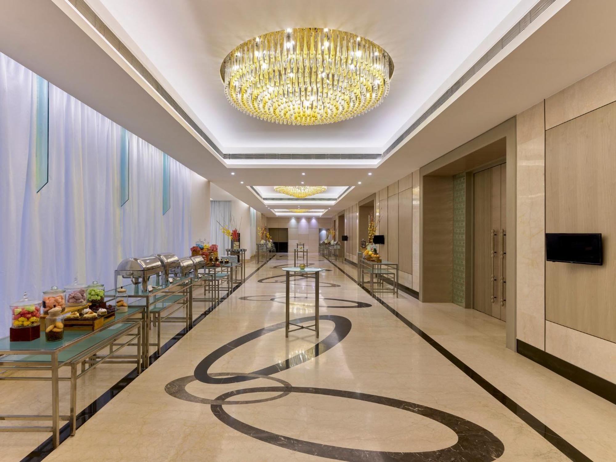 Crowne Plaza Ahmedabad City Centre By Ihg Экстерьер фото